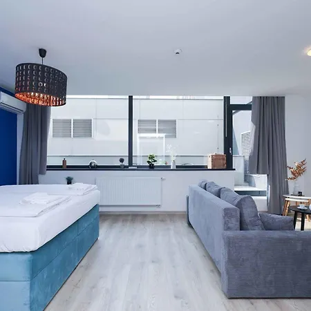 Mileticova- Stylish Close To The Center