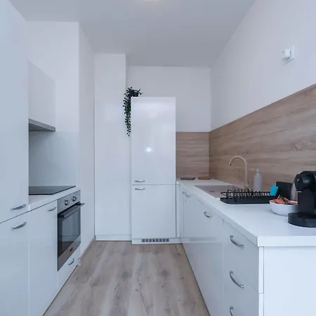 Mileticova- Stylish Close To The Center *