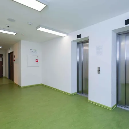 Mileticova- Stylish Close To The Center *