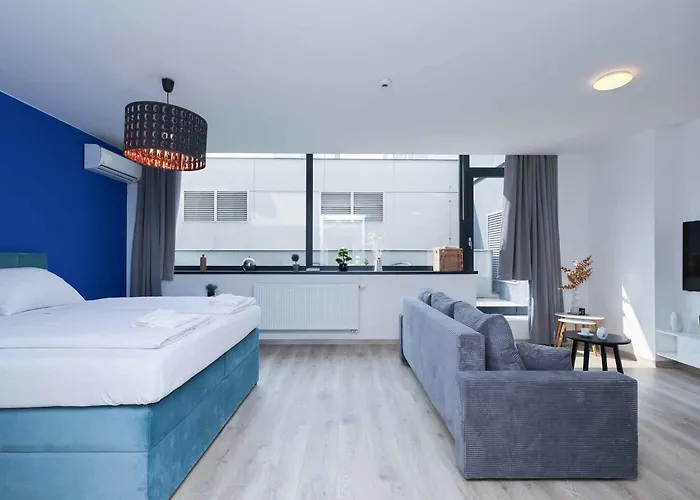 Mileticova- Stylish Close To The Center