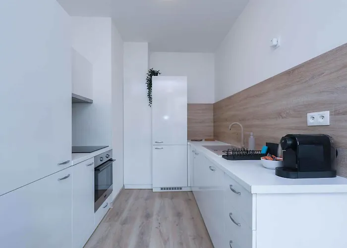 Mileticova- Stylish Close To The Center *